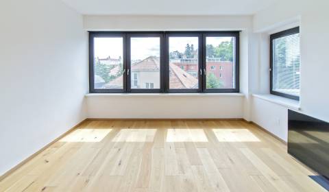 Unique 3bdr apt 106m2 in villa, terrace 35m2, fire place, castle view