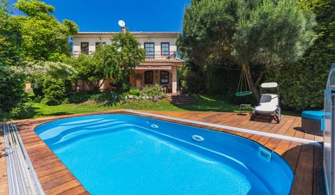 Exclusive 5bdr house 240m2, pool, fire place, A/C, garage, garden