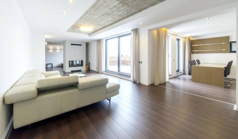 Exclusive 3bdr apt 172m2, with fire place, terraces and parking