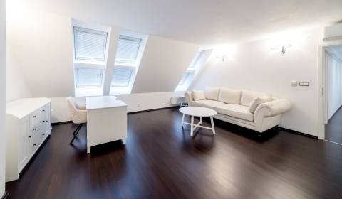 Nice, modern 2bdr apt 125 m2, A/C, two bathrooms, in the city centre 