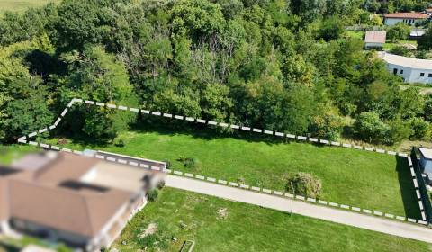 Land for building a house with access to utilities in a private zone