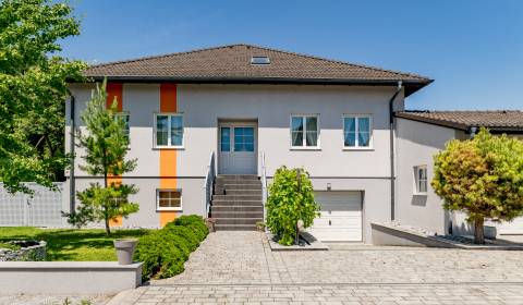 Top-equipped house with terrace, garden and 2 garages
