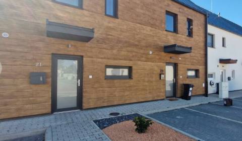 Rent Three bedroom apartment, Three bedroom apartment, Magnóliová, Bra