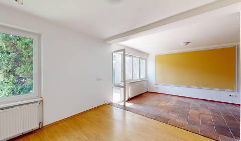 House suitable for offices on Castle Hill