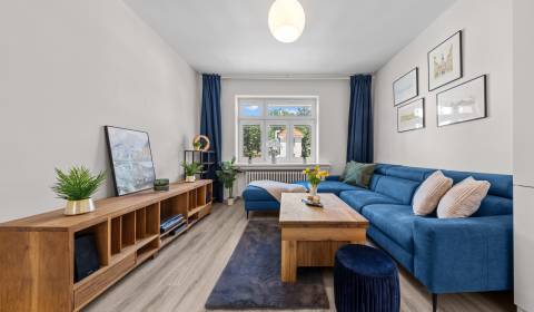 BA I-Sale of a modernly renovated 3-room apartment in a brick building