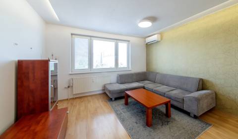 Pleasant, bright 2bdr apt 74 m2, A/C, with loggia, good location