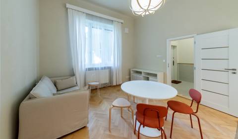 Above-standard 1bdr apt 47 m2, with original parquet and high ceilings