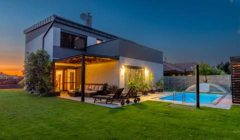 Modern house with garage, pool and sauna, Kvetoslavov