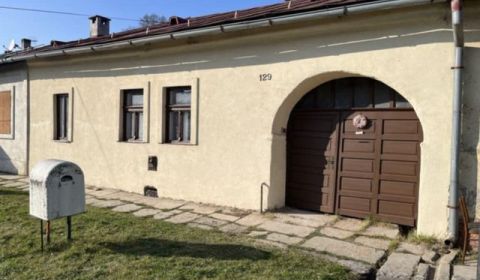 Charming Village House with Renovation Potential in Hniezdne