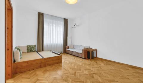 RESERVED Interesting 2bdr apt 65m2, with balcony and original parquet