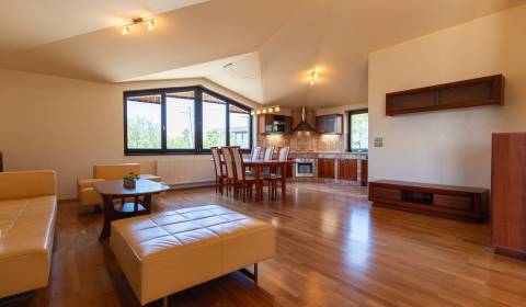 Spacious 3-Bedroom Apt with Large Terrace, Old town