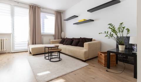 Modern 2-bdr apt with balcony & A/C, Devínska Nová Ves