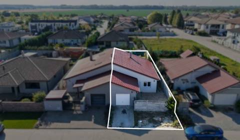 Charming Family Home with Garage in Peaceful Ekoosada Location