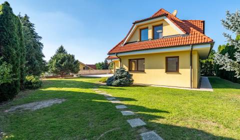 Spacious 3-storey family house 189 m2, with garden and garage, Stupava