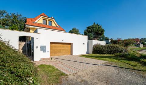 Spacious 3-storey family house 189 m2, with garden and garage, Stupava