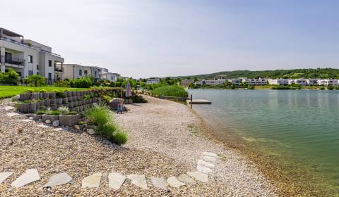 NEW PRICE 3-bdr apt with balcony by the lake, 94m2, beach, parking