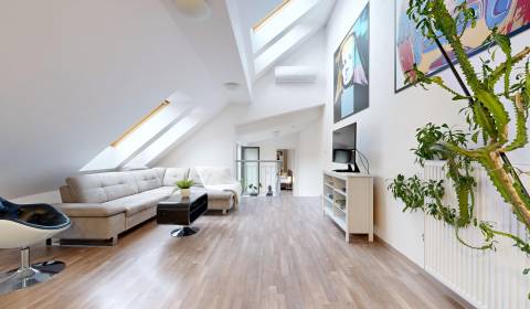 Charming newer apartment in historical center with a castleview