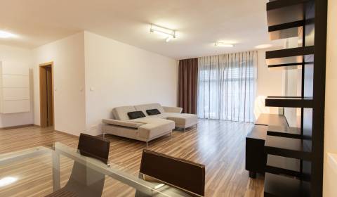 RESERVATION Bright 1-Bedroom Apt with Balcony & Parking