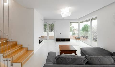 Exceptional 4bdr 180 m2, 2x terrace, fireplace and saunca, garden 