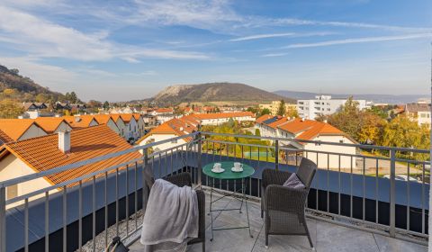 Beautiful 2-bdr apt 85 m2 with large terrace, castle view, garage