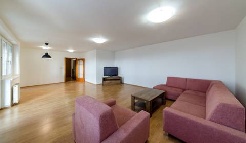 Generous, pleasant 2bdr apt, 111m2, loggia, terrace, parking, greenery