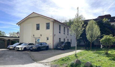 Office premises in family house 294 m2, 8x parking, great area