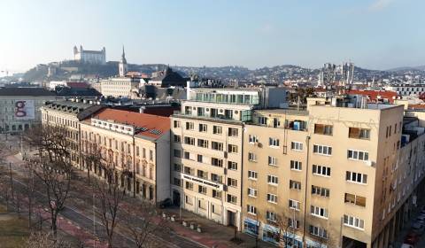 Apartment on Vajanského nábr.: A home for your family in Staré Mesto