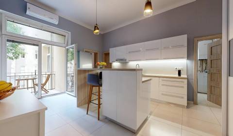 Modern renovated apartment in the historic center of the Old Town