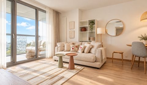 Luxurious 2-room apartment in the center with loggia