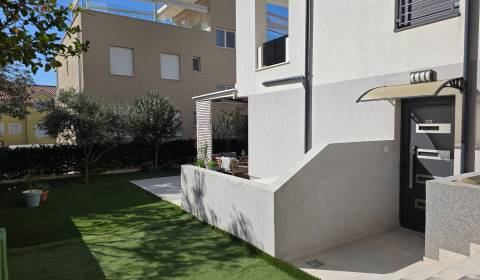 CROATIA - Beautiful 4-room apartment with large garden - VODICE