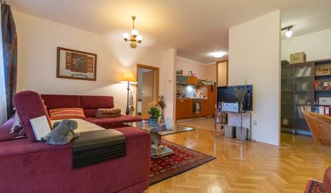 Furnished 1-bedroom duplex in Old Town center