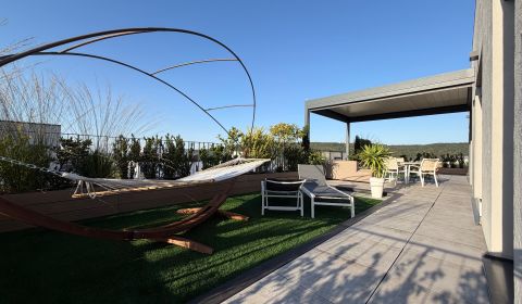 Penthouse with terrace and forest view in Dúbravka