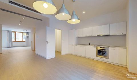 Spacious office in City Gate