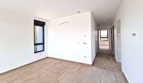 CROATIA - 4 bedroom apartment in beautiful surroundings - PETRČANE