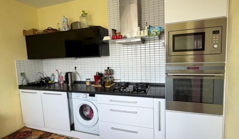 Charming 3-Room Apartment with Balcony in Galanta
