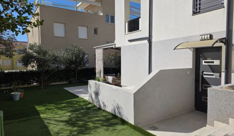 CROATIA - Beautiful 4-room apartment with large garden - VODICE