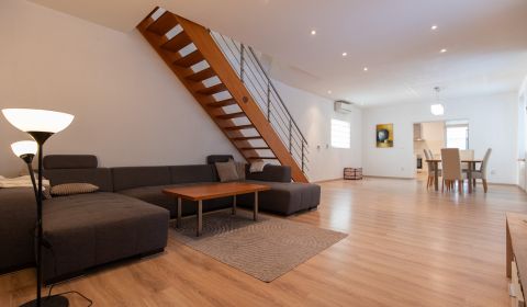 Luxury 3-bdr apartment with 2 terraces,