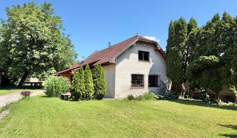 Charming Family House with Garden in Belá-Dulice