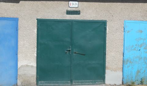 Sale Garage, Garage, Ľudovíta Stárka, Trenčín, Slovakia