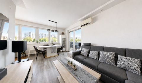 Modern 3-room apartment after reconstruction with air conditioning 