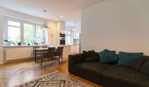 Spacious 2-bedroom apartment with balcony, Old Town