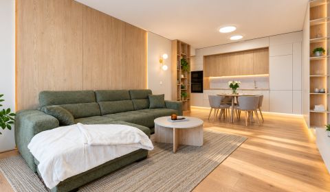 Designer 1-bedroom apartment with loggia, Old Town