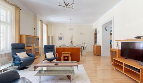 Spacious apartment in the historic center for sale I Old Town