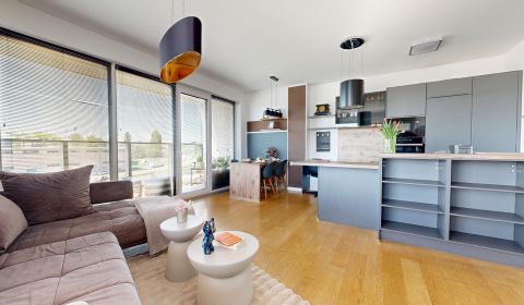 Designer 2-Bedroom Apartment with Parking in DOWNTOWN