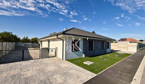 Move-In Ready 3-Room Home in a Brick Semi-Detached House with plot