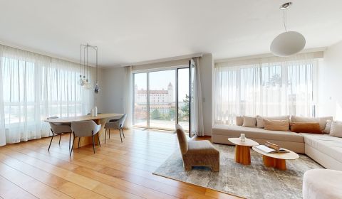 Superior one-bedroom apartment near the castle with parking