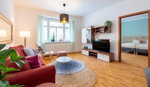 Bright spacious 2 bdr apt 98m2, high ceilings, excellent location
