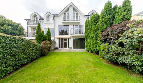 Spacious 4 bdr house 240m2, with A/C, terrace, 2x balcony and garage