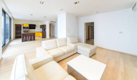 Spacious 3bdr apt 148 m2, with A/C, terrace, swimmimg pool and sauna