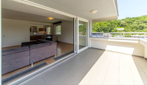 Special 3 bdr apt 160 m2, with terrace, A/C, 2x parking